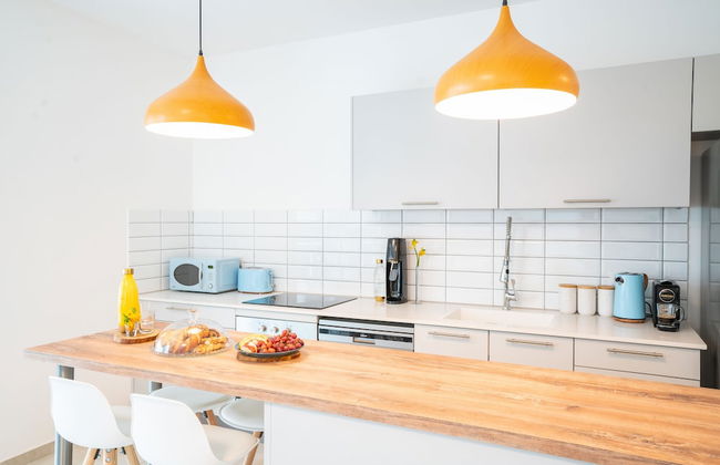 Sunlit Urban Escape with Balcony by Sea N Rent - Foto 14