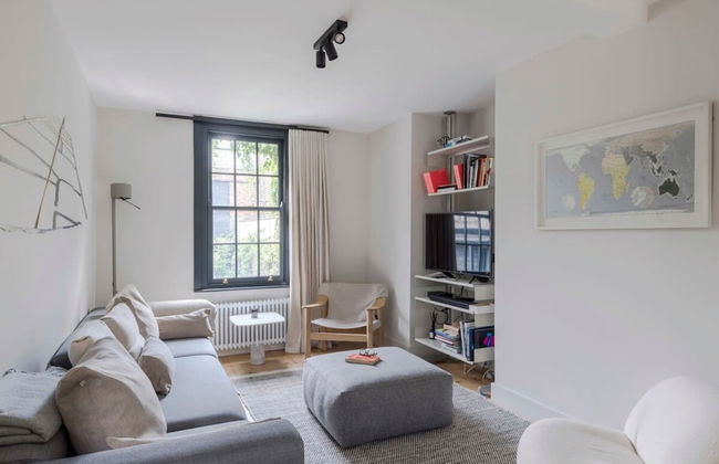 Stylish Georgian Townhouse w Sun Terrace Garden - Photo 27