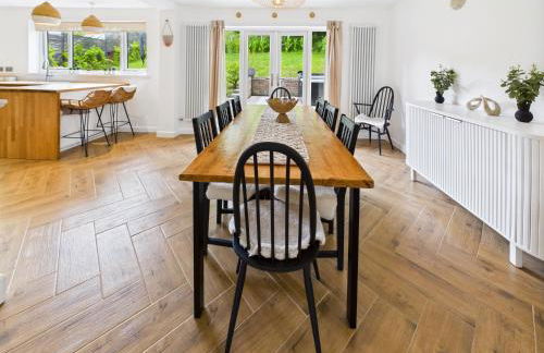 5-Bed Retreat with Hot Tub, Garden & Relaxing Views - Foto 16