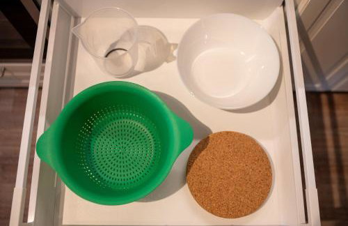 Platz für 8 Pers - C4S Come4Stay Monteure "InnArt" Boxspringbett Einzelbett Töging am Inn, Parkplatz, WLAN, Balkon, Smart TV, voll ausgestatteter Küche, Waschmaschine - Foto 32