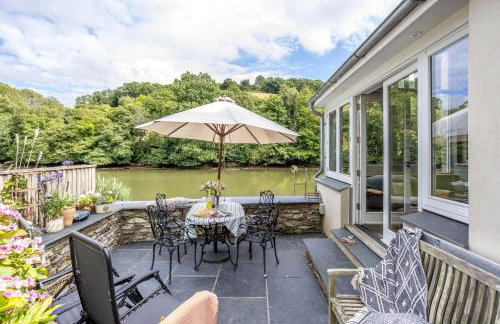 Duck Cottage - Waters Edge, Exclusive Village Location - Photo 3