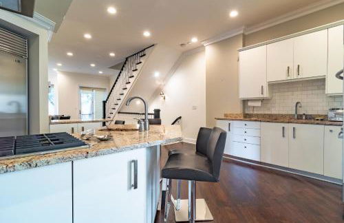 Luxurious Gold Coast 4BR 4-Story Villa with Parking Sleeps 12 Guests - Photo 24