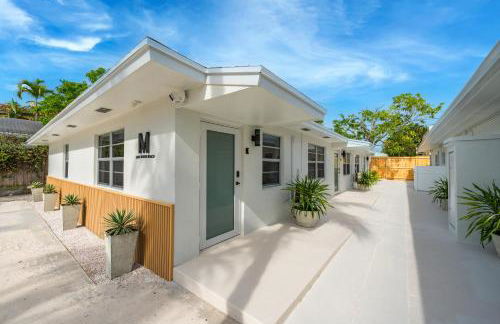 M Lake Worth Beach - Modern Villas Near West Palm Beach, Chic Retro Vibes, King Bed, Cozy Backyard, BBQ, Workspace, High-Speed Internet, Free Parking, 5 Minutes to Downtown & Beach - Foto 23