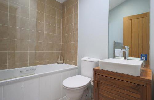 Spacious Oak Cabin with Hot Tub - Devon - Foto 16