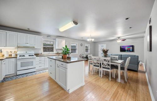 Midtown Apartment with Private Parking and King Bed - Foto 8