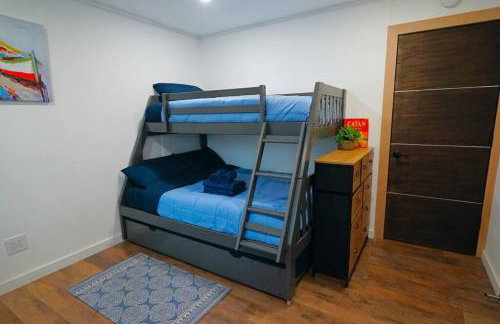 Beautiful Renovated Cozy Forest Home with Hot Tub in Crestline - Foto 7