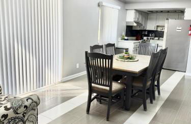 Delightful 3 Bd Home with King size bed, hot tub, playground! - Foto 11