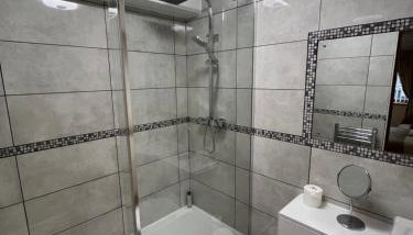 New city flat, 3 x double bed en-suite bedrooms, private kitchen & lounge, free private parking & own workspaces - Foto 5, towels, Shower