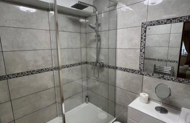 New city flat, 3 x double bed en-suite bedrooms, private kitchen & lounge, free private parking & own workspaces - Foto 5