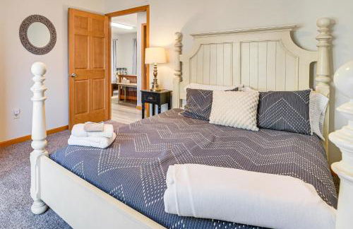 2 Living Areas! Cedar Home 11 Mi to Mt Holiday Ski - Foto 22