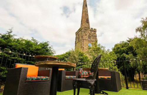 Beamed Village Apartment with Fireplace and Private Terrace, Castle Donington - Photo 10