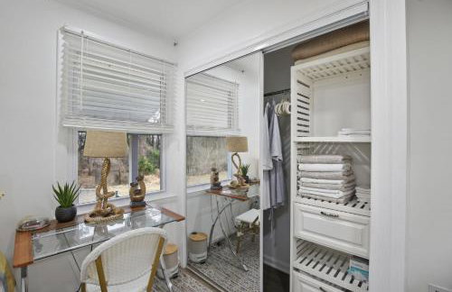 Stylish Hot Tub Retreat with Ping Pong home - Foto 46