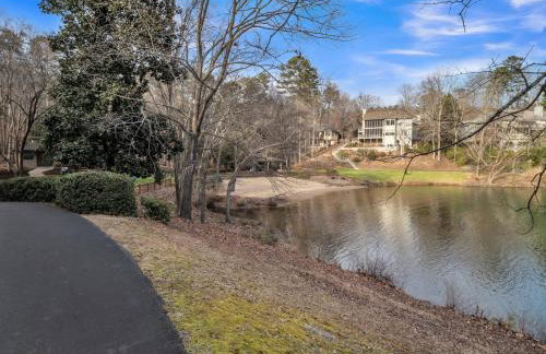 Lake front Keowee Condo with Balcony & Resort Amenities! 20 min to Clemson condo - Foto 16