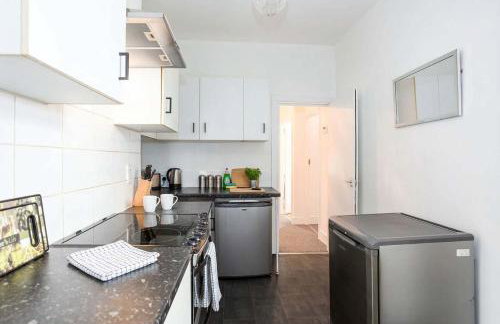 Modern 3 Bedroom Home with Parking in Southend - Foto 17
