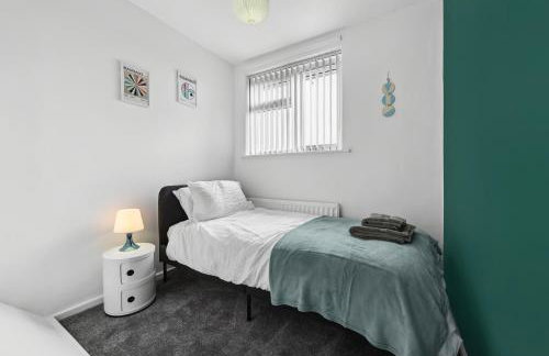 Modern 3BR, Sleeps 6, Great for groups, free parking, fast WiFi - Foto 16