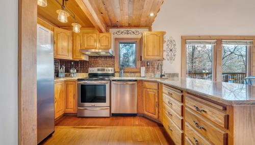 Lakeside Lodge - Lakefront home with private dock & hot tub - Foto 4