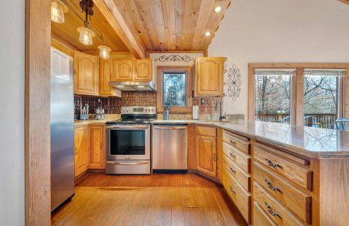 Lakeside Lodge - Lakefront home with private dock & hot tub - Foto 4