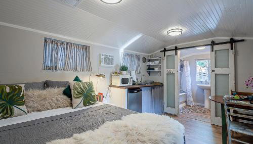 Cute Peaceful Tiny House Getaway w Backyard - Foto 3