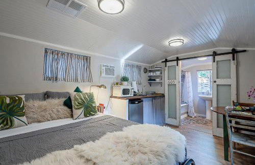 Cute Peaceful Tiny House Getaway w Backyard - Foto 3