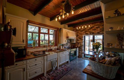 Stunning Central Villa by Golf Course & Beach - Foto 37