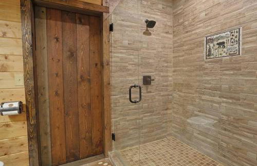 Rustic Modern Cabin with Hot Tub near rafting and Great Smokey Mountains - Foto 12