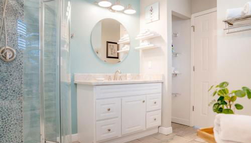 Cozy Coastal Cottage Whole House Sleeps 10 - Foto 3