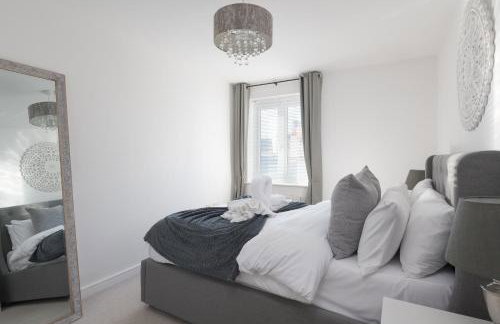 Comfortable 2-Bed Home with Parking & Fast Wi-Fi! - Photo 20