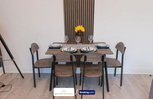 Award-Winning Four Bedrooms House, Parking, WiFi By Derby Short Term Rental Short Lets & Serviced Accommodation Derby - Foto 12