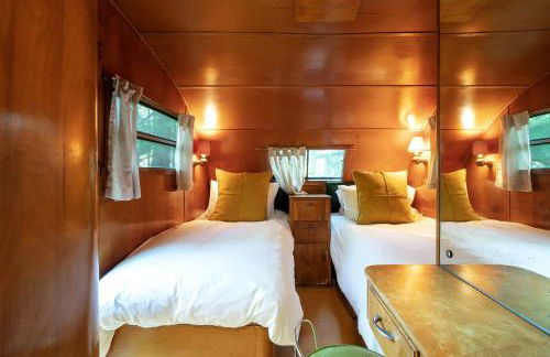 Gorgeous Fully Restored Caravan Nestled in the Trees Along Silver Lake for a Unique Vacation in Woodridge, New York - Foto 9