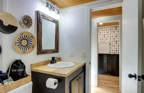 Peaceful Woodland Cabin with Screened Porch & Arcade Near Siloam Springs City Lake, Gentry, AR - Foto 12