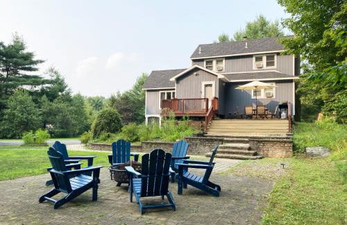 3BR Lake Luzerne Retreat with Game Room & Cozy Fire Pit - Foto 10
