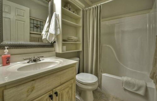 Southern Living Cottage Cozy up by the fire relax on the porch and enjoy peaceful surroundings - Foto 48