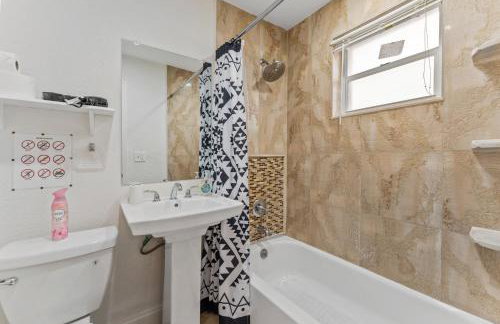 Spacious 5BR Home with Pool, Near Downtown & Beach - Foto 16