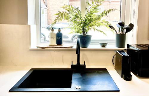 Sleeps 2 -Central Ellesmere -Parking - PetFriendly - Foto 13