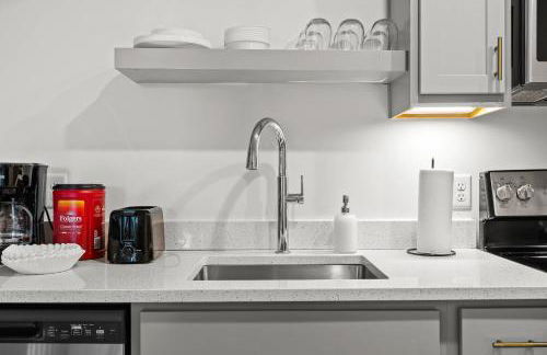 Chic and Comfy Unit w Free Parking Medical District - Foto 15