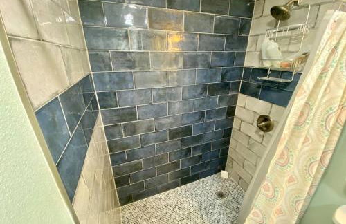 Serene renovated oasis near downtown area - Photo 15