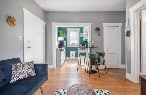 Jungle Themed Apt. Close to Coffee, Food + Shops! - Foto 10