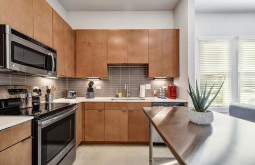 Vibrant Downtown Studio Wifi Pool Gym - Photo 17