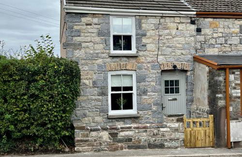Penderyn Cottage, Waterfall Country, Brecon Beacons - Photo 1