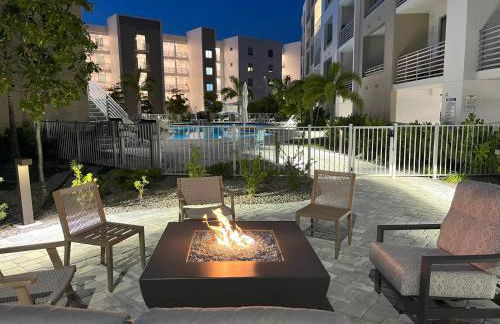 Luxury 2 Bed 2 Bath Waterfront Condo with Patio Sunsets Gym and Parking - Foto 59