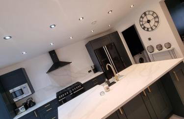 Stunning Open Plan 3 Bedroom House - Photo 1