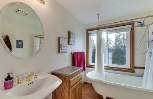 Deck and Wooded Views 5-Acre Auberry Retreat! - Foto 21