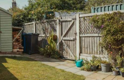 Charming 2 Bedroom Cottage mid town on quiet road, sleeps 4 - Foto 15