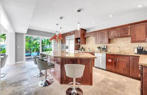 Steps to Beach, Pool, Backyard Oasis, Game Room - Foto 33