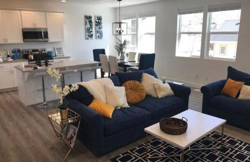 Deluxe Classy TownHouse With 2 car Garage, Work or Family! - Foto 6