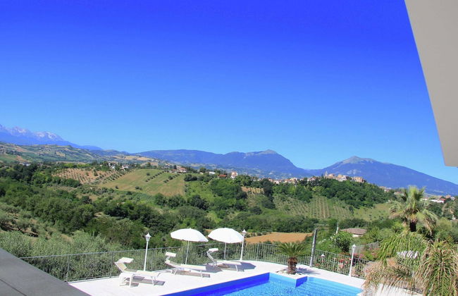 Villa with Salt Water & Heated Pool & Hot Tub near sea - Foto 34