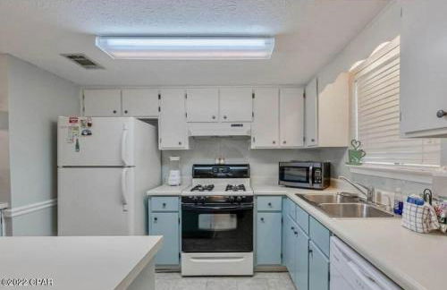 Desirable Pet Friendly Resort, 3 minute walk to the Beach, Beachside Pool & Restaurant Message for Snow Bird Rates - Photo 11