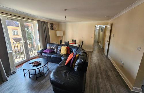 Sleek 4 bed Apartment with 2 bathrooms - Photo 3