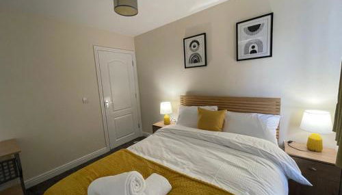 The Iris house is close to city centre and is ideal for tourists, visiting family members or work related activities including contractors - Foto 3