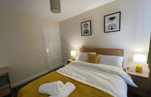 The Iris house is close to city centre and is ideal for tourists, visiting family members or work related activities including contractors - Foto 3